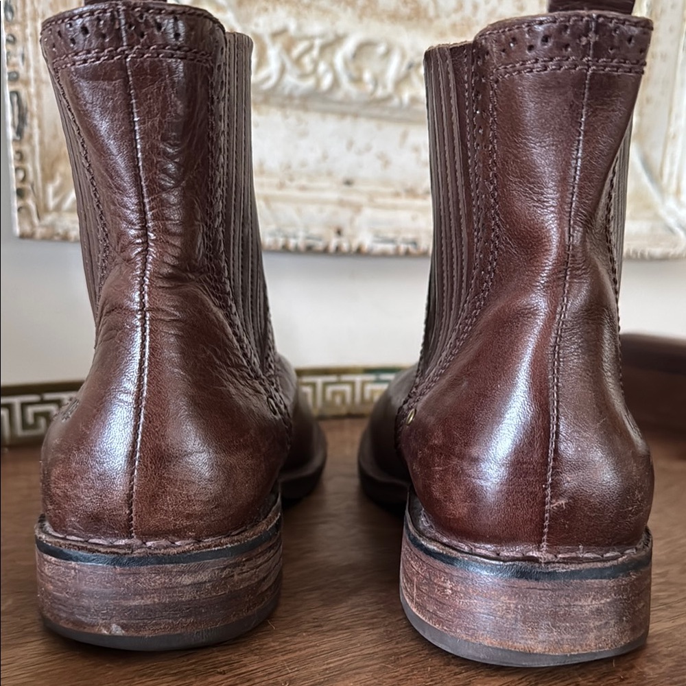 UGG Caraby Brown Leather Ankle Boots with Side Stitching - Picture 4 of 8